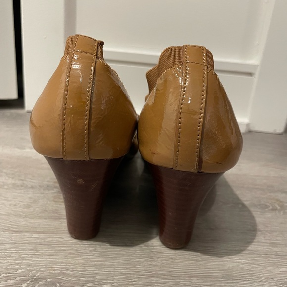 Tory Burch nude wedge heels size 9 - Picture 3 of 6